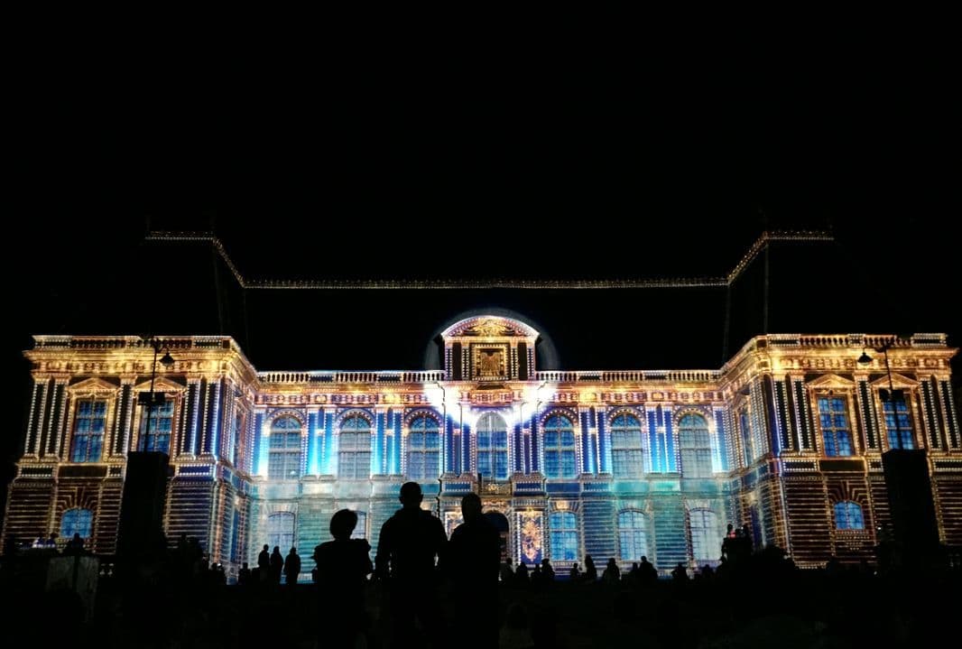 I giochi di luce sul Palazzo del Parlamento