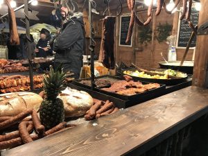 Stinchi di maiale e salsicce al mercatino di Natale di Cracovia
