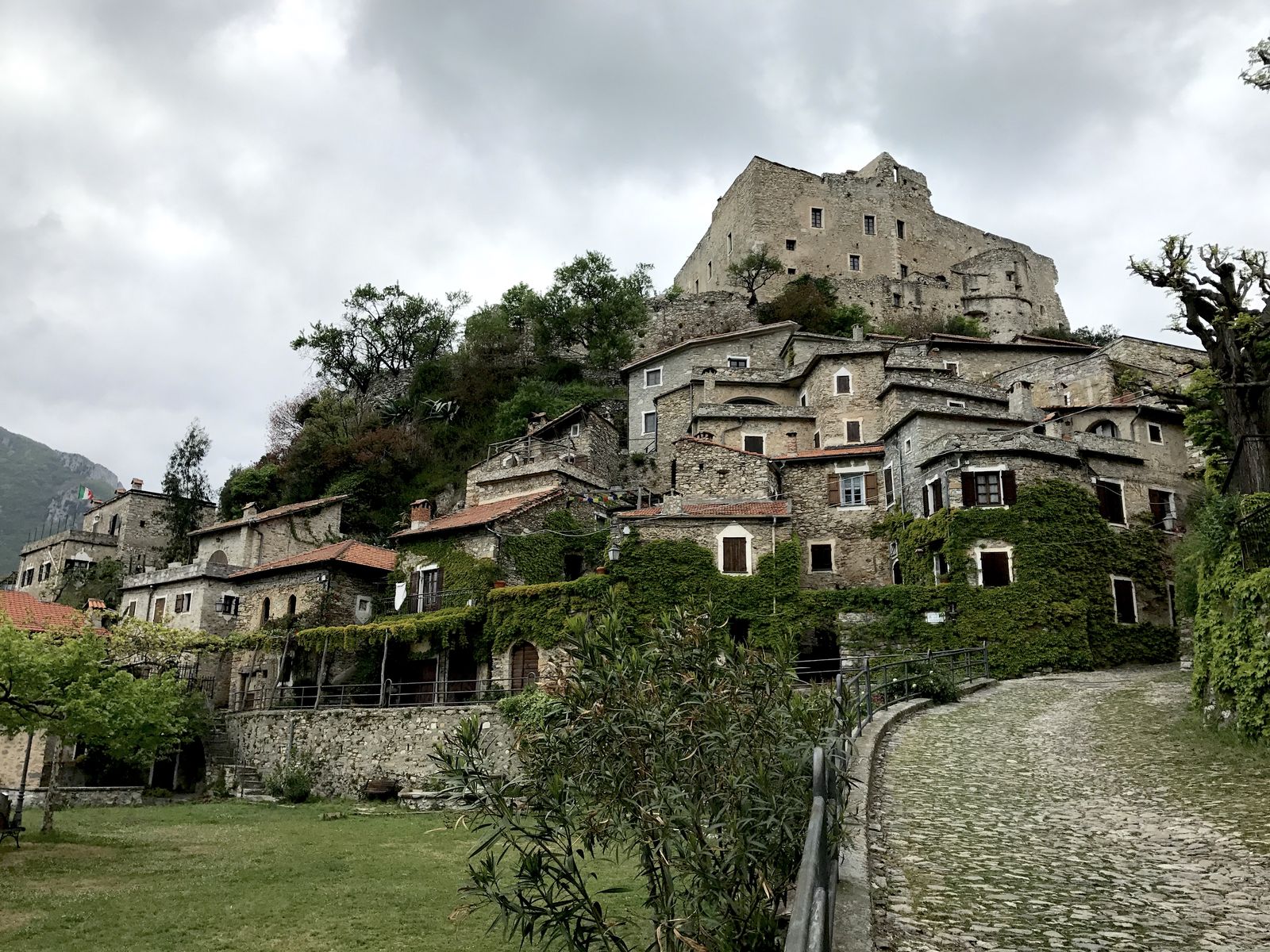 Le case di Castelvecchio ai piedi del castello