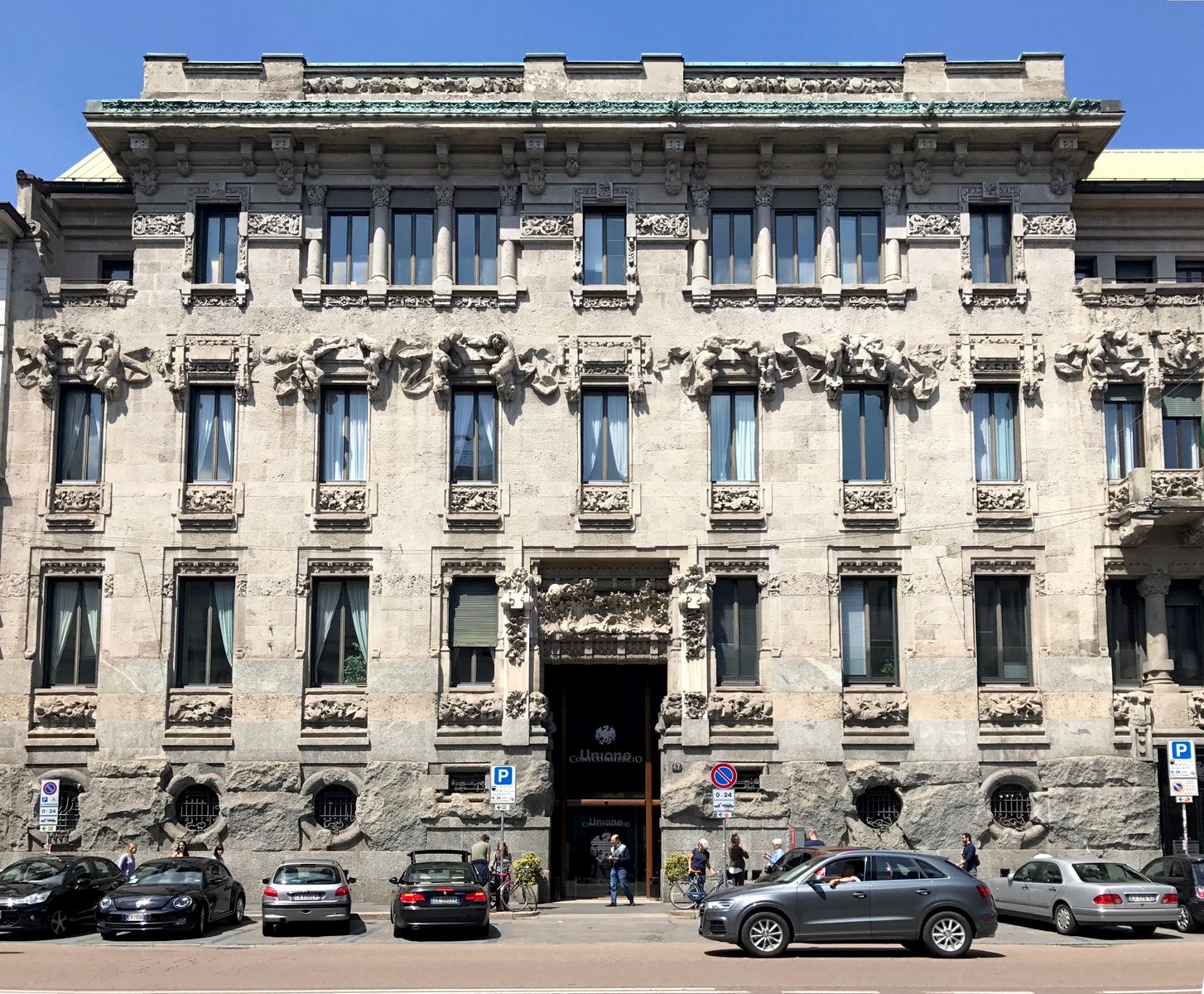 La facciata di Palazzo Castiglioni Milano