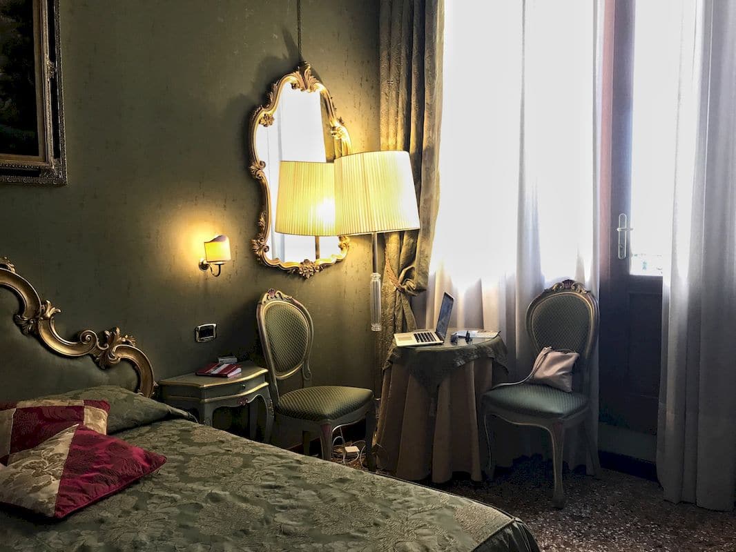 La camera da letto dell'hotel Ponte Mocenigo