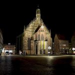 La Piazza del mercato di notte a Norimberga