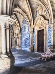 I chiostri ricoperti di azulejos della cattedrale di porto