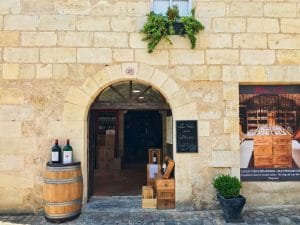 Un negozio di vini a Saint Emilion