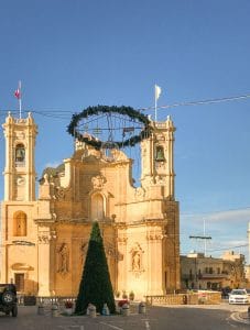 La chiesa nella piazza di Gharb a Gozo