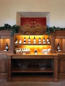 Un angolo del wine shop di Tenuta Argentiera