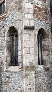 Le finestre di una torre del castello