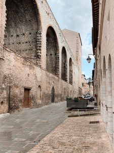 Gli archi della piazza pensile di Gubbio