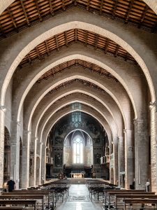 La navata del Duomo di Gubbio