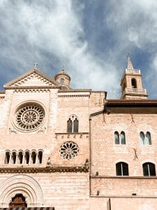 Facciate della Cattedrale e palazzo Orfini a Foligno