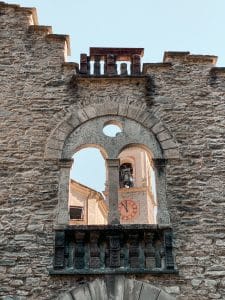 Una finestra di Villa Antonia a Santa Maria Maggiore