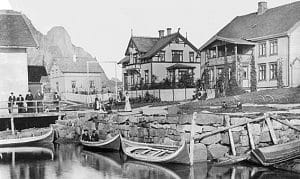 Una foto d'epoca della Manor House e del molo degli Svinøya Rorbuer