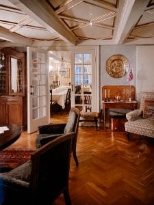 Gli eleganti interni della Manor House agli Svinøya Rorbuer