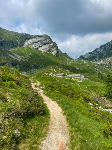 Il sentiero verso le baite dell'Alpe Ruggia