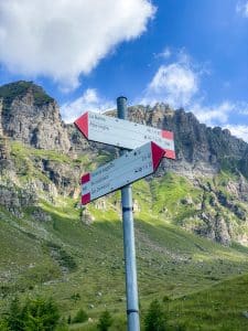Le indicazioni del Sentiero dei fiori verso l'Alpe Veglia