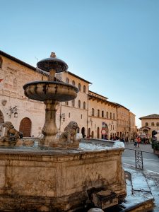 La fontana nella Piazza del Comune ad Assisi