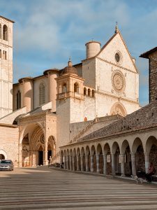 La Basilica L'ingresso alla Basilica inferiore di Assisi ad Assisi