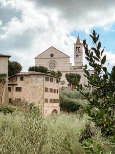 Vista sulla Basilica di Santa Chiara ad Assisi