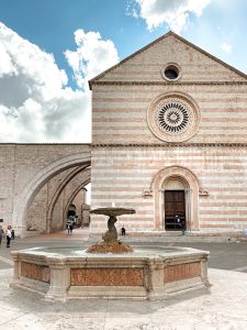 La facciata della Basilica di Santa Chiara ad Assisi