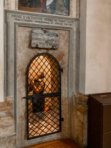 Il sottoscala nella Chiesa Nuova ad Assisi