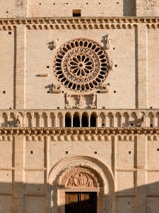 Il rosone del Duomo di San Rufino ad Assisi