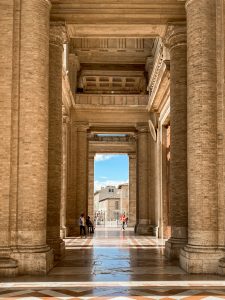 Il colonnato della Basilica di Santa Maria degli Angeli
