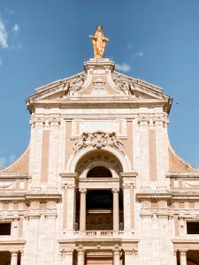 La statua di Santa Maria degli Angeli ad Assisi