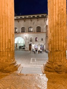 La piazza del Comune dal pronao del Tempio di Minerva ad Assisi
