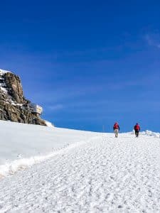 La passeggiata sul ghiacciaio verso il rifugio Mönchsjoch Hut