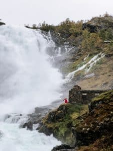 La cascata Kjosfossen lungo il percorso della Flåmsbana